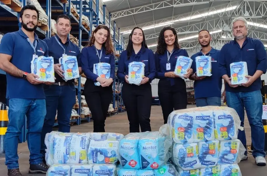 Equipe parceira doando fraldas ao Albergue